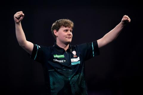Kevin Doets uit verbazing na zege op Michael van Gerwen bij EK darts: 'Het was een beetje apart'