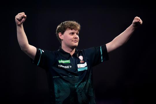 Nederlandse topdarter uit verbazing na zege op Michael van Gerwen: 'Beetje apart'