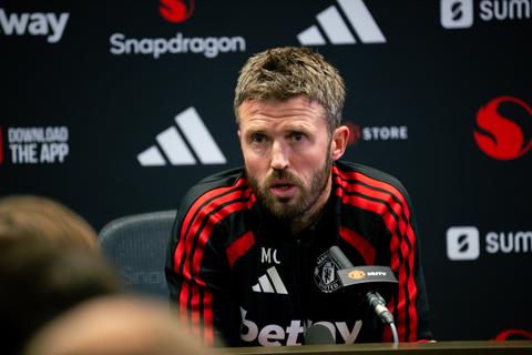 Emotionele trainer Manchester United barst los in minutenlange monoloog: 'We hebben het recht niet'