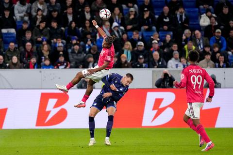 Schrik in Europa League: ambulancepersoneel op het veld, speler minutenlang behandeld