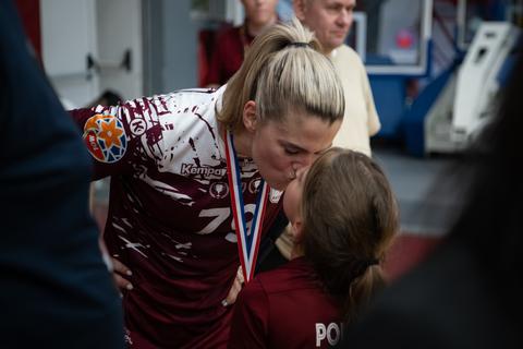 Handbalicoon Estavana Polman volgt voorbeeld vriend Rafael van der Vaart en spendeert mooie dag met dochter