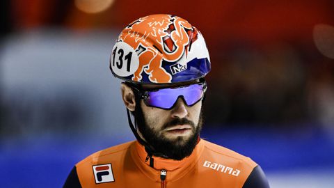 Sjinkie Knegt bijt zich stuk op schaatsmarathon en stapt nog eerder uit dan bij eerste poging