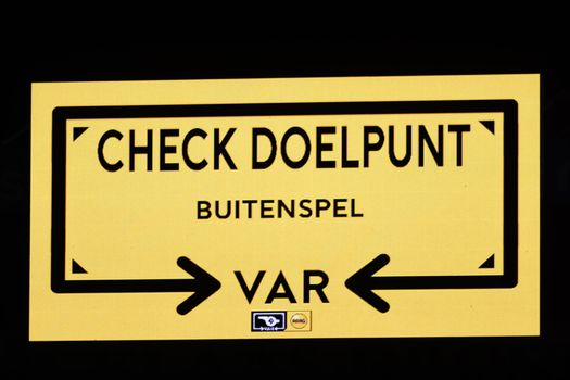 Bemoeizuchtige VAR zorgt voor grote irritatie bij PSV: lijnenspel duurt eeuwigheid