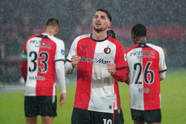 Zuinig Feyenoord droogt Heerenveen af in kletsnatte Kuip, rentree Calvin Stengs