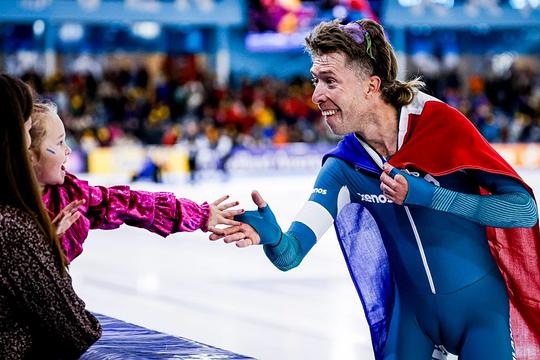 Nederlandse topschaatser gaat in Calgary vol voor nieuw uiterlijk: 'Mensen vinden het wel leuk'
