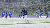 FC Groningen - PEC werd door de winterse omstandigheden en het gevaar voor de spelers stilgelegd. Het veld werd daarna schoongemaakt. ©ANP