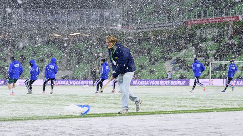 Barre omstandigheden zorgen voor klagende spelers: wedstrijd in Eredivisie twee keer stilgelegd
