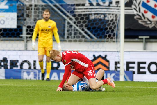 AZ-toptalent Kees Smit verliest zelfbeheersing en grijpt tegenstander bij de keel: 'Afgrijselijk'