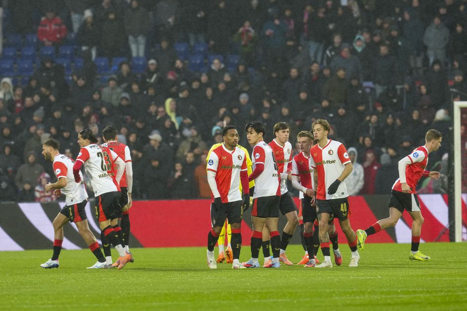 Live | De Kuip ontploft: Bart Nieuwkoop zet Feyenoord op voorsprong