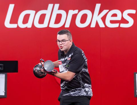 Dartssensatie Gian van Veen spreekt warme woorden uit na winnen jeugd-WK: 'Ze domineert al jarenlang'