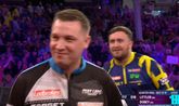 Chris Dobey mist een negendarter flink en krijgt Luke Littler aan het lachen. ©Screenshot PDC