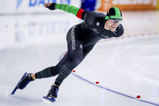 Nederlandse topschaatser revancheert zich met geweldige prestatie na zorgwekkende val