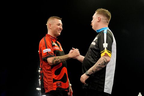 Topdarters gaan over hun nek tijdens poging 'meest stinkende gerecht ter wereld' te eten