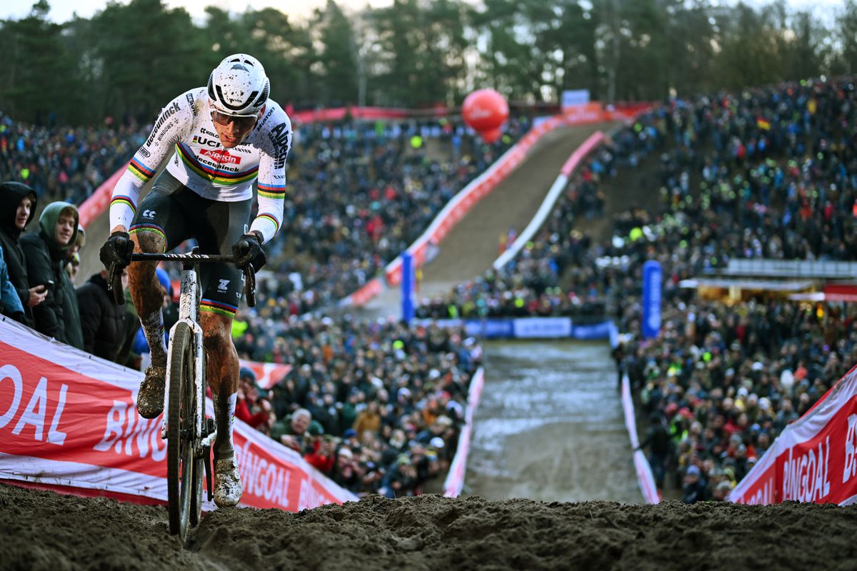 Dominante Mathieu van der Poel zet Belgen te kijk in veldrit Superprestige Mol