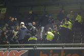 Heracles - FC Groningen werd gestaakt nadat een fan vanuit het uitvak naar beneden viel. ©ANP