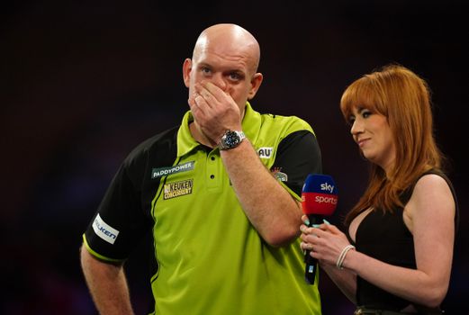 Michael van Gerwen wordt op scherp gezet tijdens WK darts: 'Dan gaat het niet goed in zijn bovenkamer'