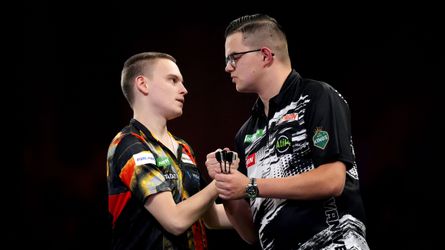 Weer is eerste partij meteen eindstation voor dartstalent Gian van Veen (22) op WK darts