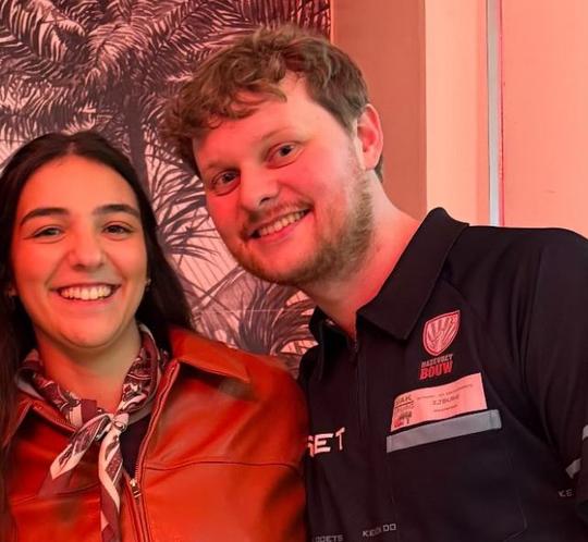 Dit is de nieuwe vriendin van topdarter Kevin Doets: Braziliaanse (23) is dochter van exotische darter