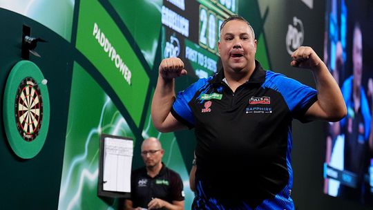 Hoogtepunten WK darts | Jermaine Wattimena wint zinderende strijd, pijnlijke aftocht voor Peter Wright