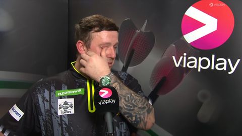 Winnende darter door tragische thuissituatie in tranen op WK: 'Het is moeilijk om hier te zijn'