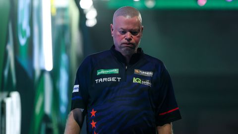 Dartsicoon Raymond van Barneveld schreeuwt om hulp na deceptie op WK: 'Ga die centjes maar ophoesten...'