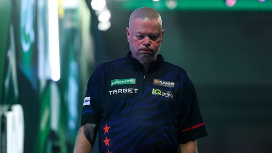 Dartsicoon Raymond van Barneveld schreeuwt om hulp na deceptie op WK: 'Ga die centjes maar ophoesten...'