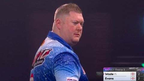 Opmerkelijk incident op WK darts: scheidsrechter grijpt in na illegale worp