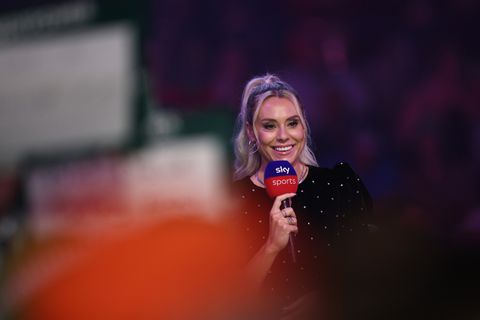 Populaire presentatrice schittert in betoverende outfit op WK darts: 'Jij bent echt buitengewoon'