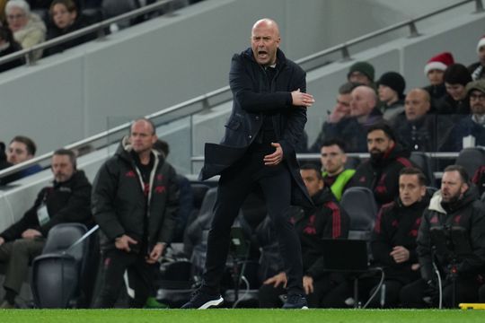 Arne Slot uit felle kritiek op Micky van de Ven na drama voor Liverpool: 'Een grote teleurstelling'