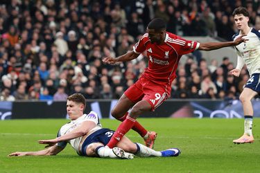 Liverpool-trainer Arne Slot krijgt kritiek na uitspraken over Micky van de Ven: 'Duidelijk oneens'