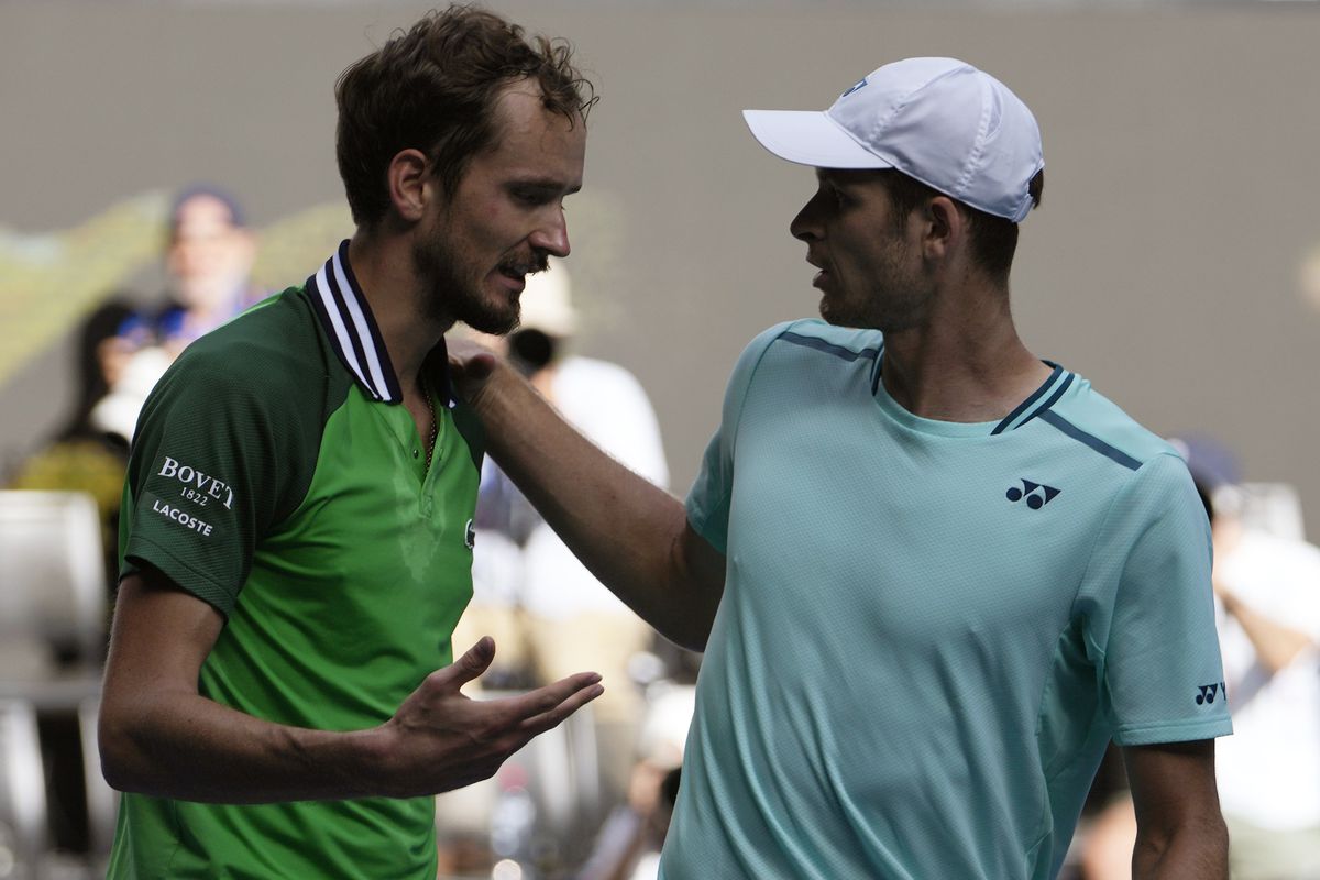 Wéér een marathonpartij voor Daniil Medvedev op Australian Open: Hubert Hurkacz buigt pas na vier uur