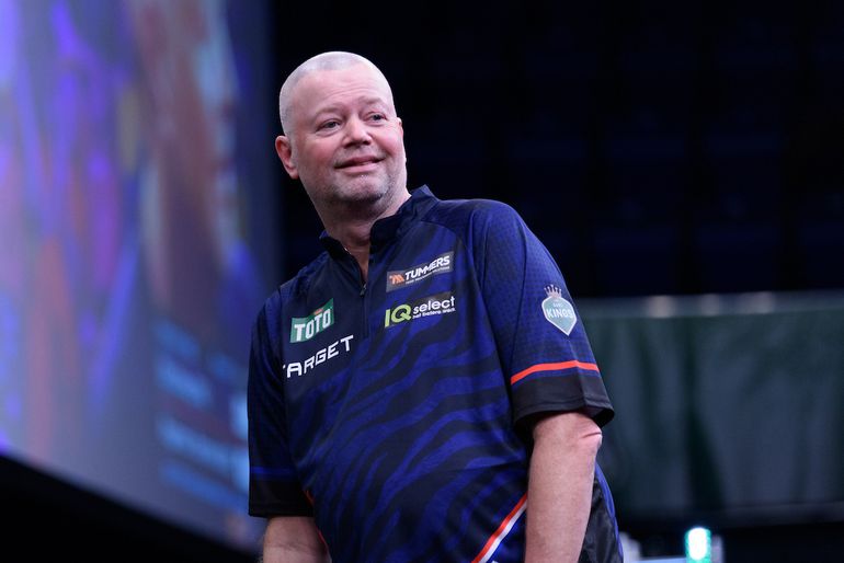 Verrassende uitspraak van Raymond van Barneveld na grootse zege: 'Overwoog niet te komen dit weekend'