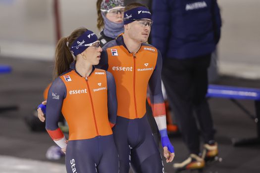 FOTO'S | Schaatskoppel Suzanne Schulting en Joep Wennemars verschijnt samen op het ijs in Calgary