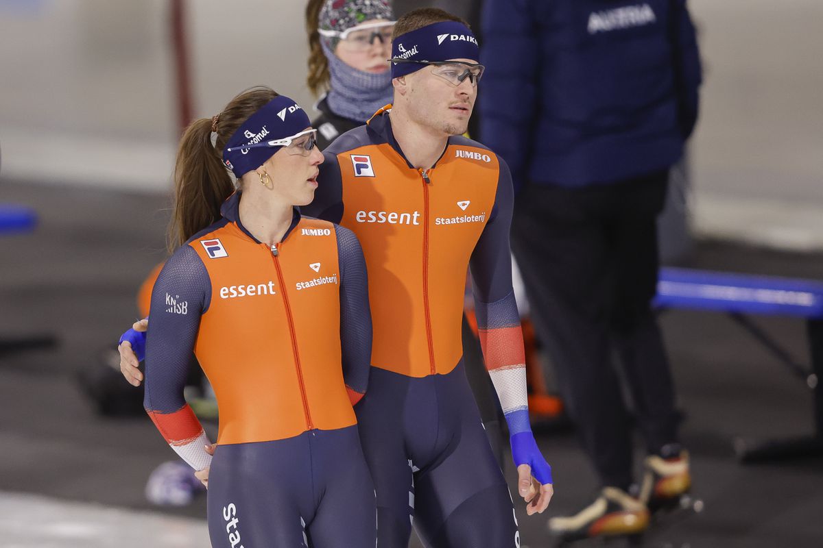 FOTO'S | Schaatskoppel Suzanne Schulting en Joep Wennemars verschijnt samen op het ijs in Calgary