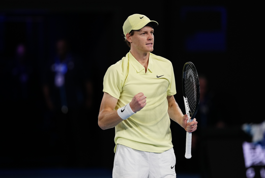 Titelhouder Jannik Sinner slaat zich ondanks groot schrikmoment naar droomfinale op Australian Open