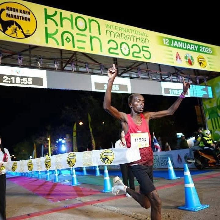 Hardloper wint marathon op wel hele bijzondere 'schoenen': 'Het eerste paar ooit'