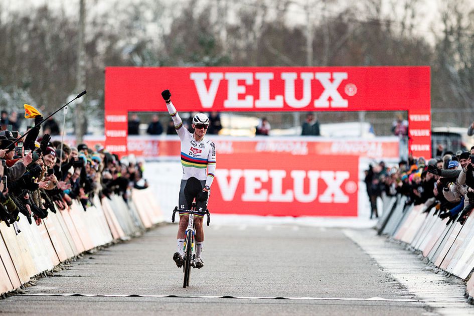 Trotse Mathieu van der Poel fietst zichzelf met nieuwe zege naast legendarische Belg: 'Heel mooi'