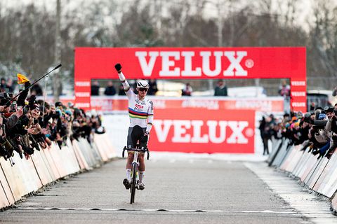 Trotse Mathieu van der Poel fietst zichzelf met nieuwe zege naast legendarische Belg: 'Heel mooi'