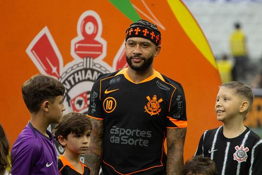 Oranje-topscorer Memphis Depay zorgt met zeer kort bericht voor zeer veel onrust
