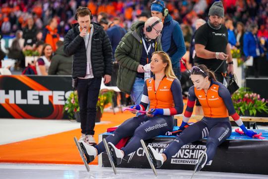 Paniek op World Cup in Inzell: opmerkelijk moment heeft gevolgen voor topschaatssters Jutta Leerdam en Femke Kok