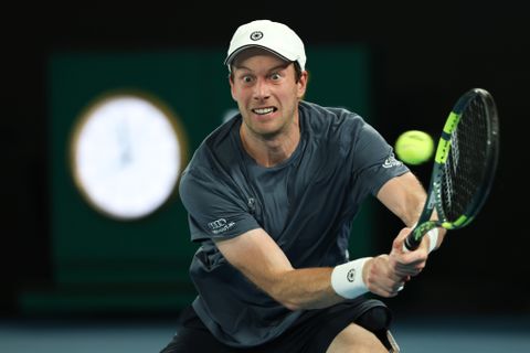 LIVE Australian Open | Novak Djokovic behandeld na val in duel met 'reuzendoder' Botic van de Zandschulp