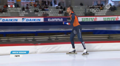 Merkwaardige actie Kjeld Nuis: topschaatser stopt na paar meter al met schaatsen op 1000 meter