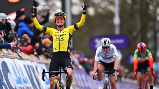 Omloop Het Nieuwsblad | Marianne Vos (36) sprint naar overwinning bij eerste deelname
