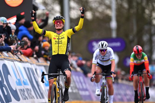 Omloop Het Nieuwsblad | Marianne Vos (36) sprint naar overwinning bij eerste deelname