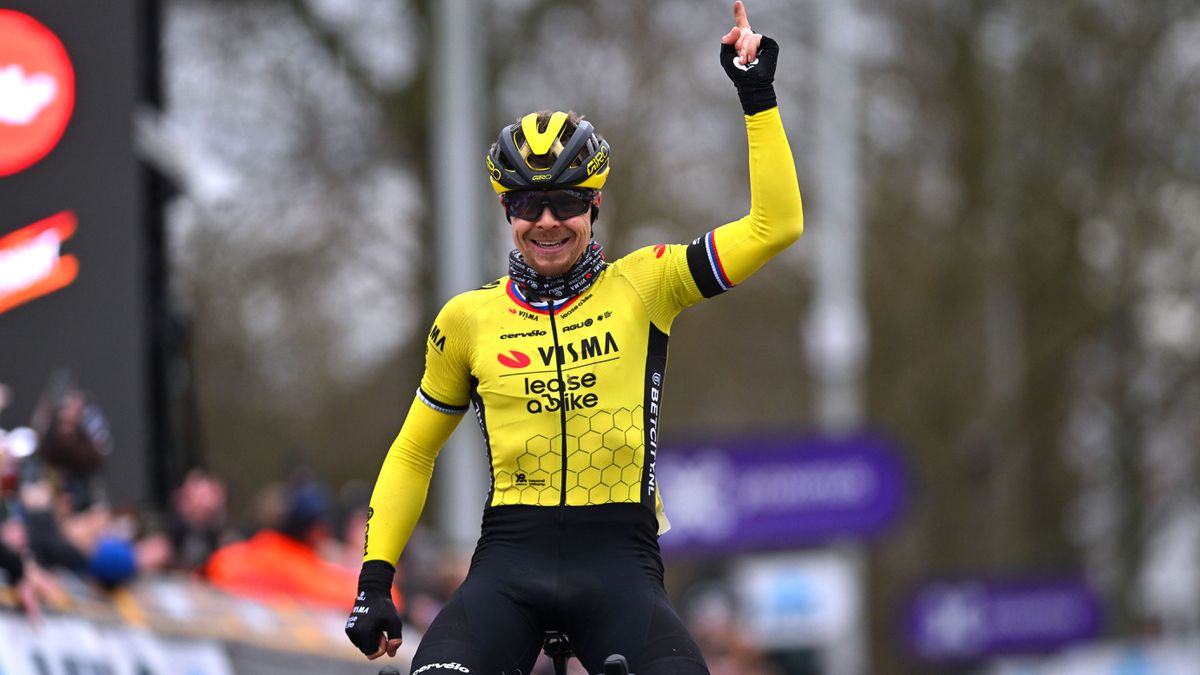 Omloop Het Nieuwsblad | Jan Tratnik wint, Visma-Lease a Bike met twee man op podium