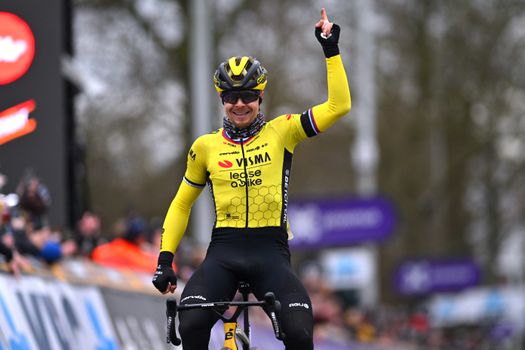 Omloop Het Nieuwsblad | Jan Tratnik wint, Visma-Lease a Bike met twee man op podium