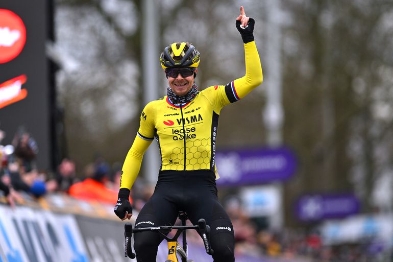 Omloop Het Nieuwsblad | Jan Tratnik wint, Visma-Lease a Bike met twee man op podium