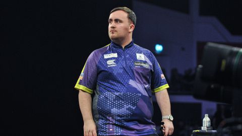 Luke Littler (17) denkt nu al aan dartspensioen: 'Ik speel al heel lang'