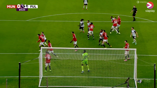 Calvin Bassey ramt namens Fulham de 0-1 binnen tegen United
