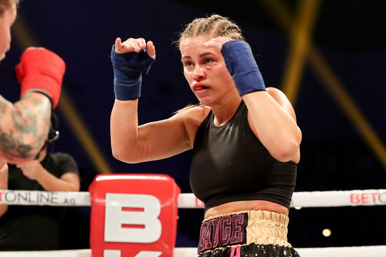 MMA-vechtster Paige VanZant showt nieuwe hobby: paaldansen